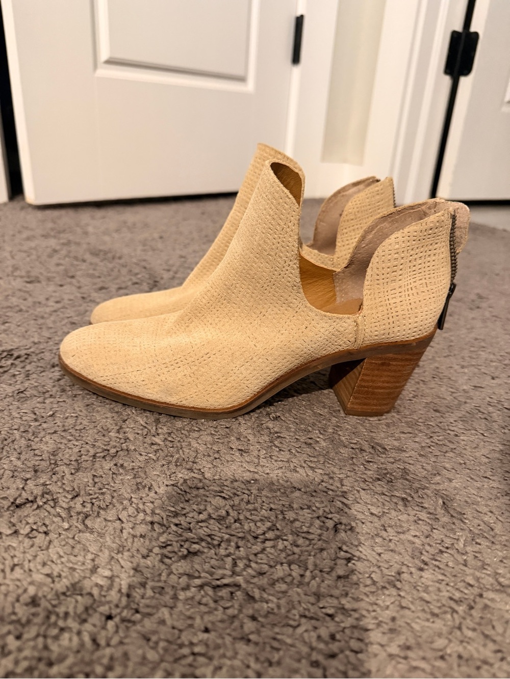 Lucky Brand Beige Cutout Heeled Ankle Boots